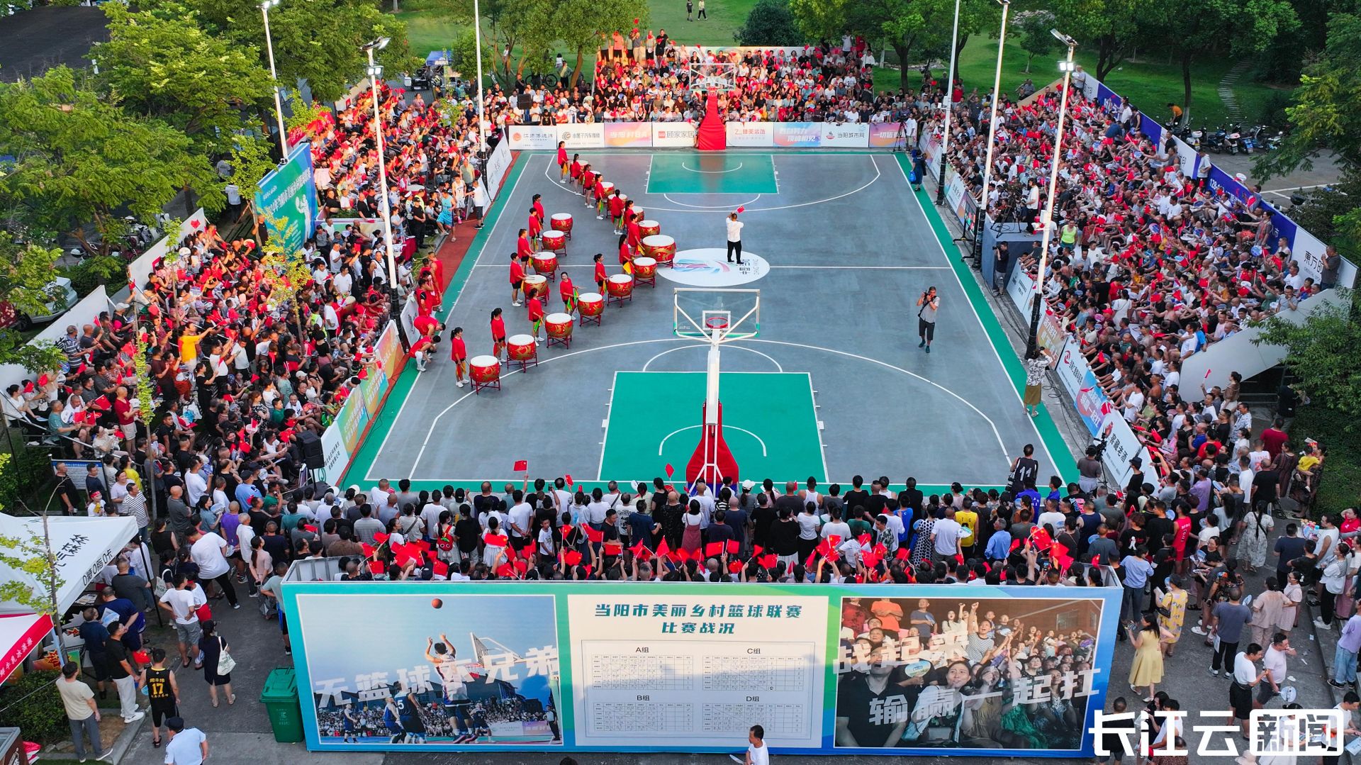 包含宁夏篮球场上热闹非凡，气氛火爆的词条